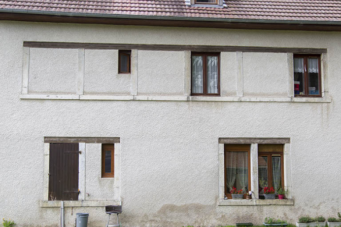 Usine : fenêtres horlogères au rez-de-chaussée et fenêtres multiples à l'étage (façade postérieure). © Région Bourgogne-Franche-Comté, Inventaire du patrimoine