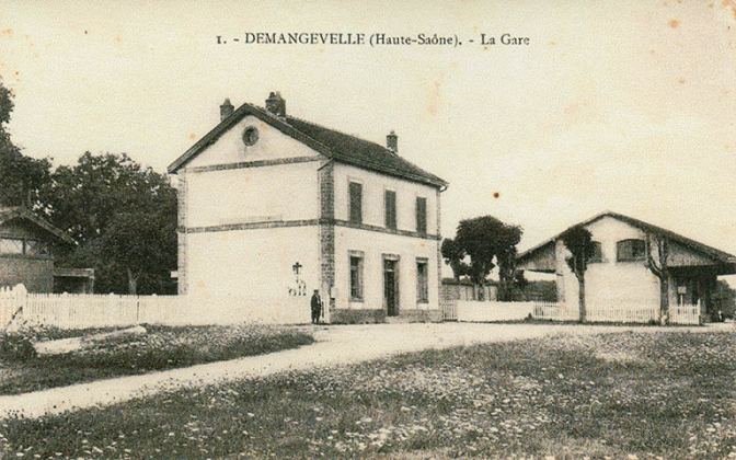 Demangevelle. La gare et la halle à marchandises. Carte postale. © Région Bourgogne-Franche-Comté, Inventaire du patrimoine