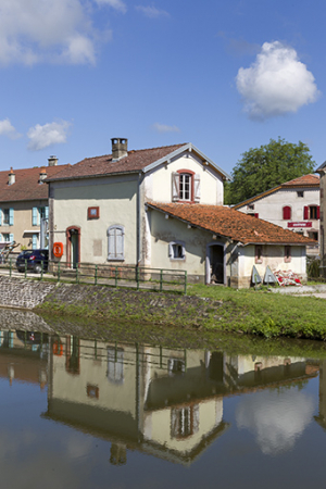 La maison, depuis l'ancien chemin de halage. © Région Bourgogne-Franche-Comté, Inventaire du patrimoine