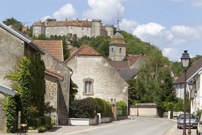 L'église paroissiale Saint-Pancrace, le château et vue partielle du village le long de la Grande Rue. © Région Bourgogne-Franche-Comté, Inventaire du patrimoine