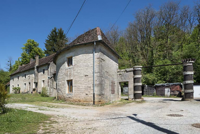Logement ouvrier (aile nord) et entrée du site. © Région Bourgogne-Franche-Comté, Inventaire du patrimoine