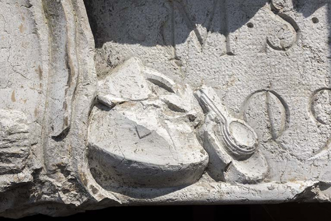 Chaudronnerie, façade antérieure : chaudron (de fromagerie) et casseroles sculptés sur le linteau. © Région Bourgogne-Franche-Comté, Inventaire du patrimoine