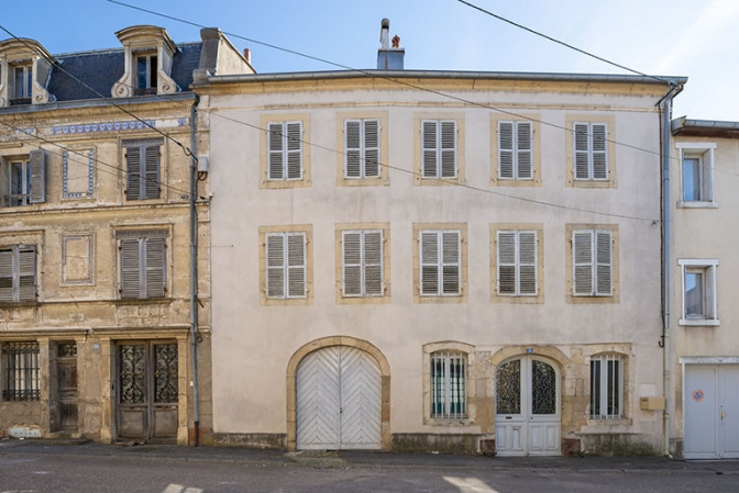 rue ensemble d'édifices derrière façade © Région Bourgogne-Franche-Comté, Inventaire du patrimoine