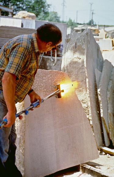 Flammage du marbre à l'usine de taille de matériaux de construction dite marbrerie Carron à Saint-Amour (39) © phot. Y. Sancey / Région Bourgogne-Franche-Comté, Inventaire du patrimoine, 1997