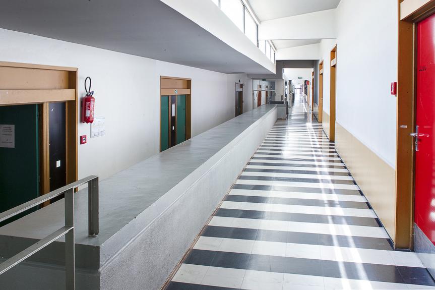 Couloir du lycée Claude-Nicolas Ledoux de Besançon (25) © phot. S. Dourlot / Région Bourgogne-Franche-Comté, Inventaire du patrimoine, 2014
