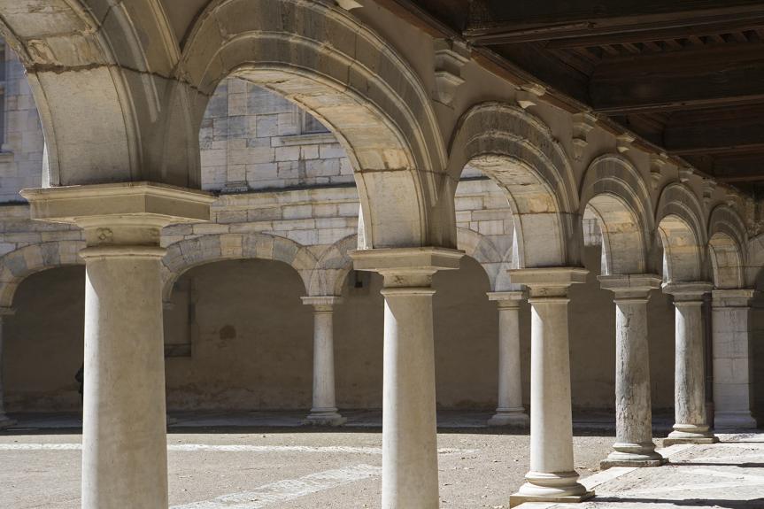 Portique de la cour intérieure du Palais Granvelle de Besançon (25) © phot. Y. Sancey / Région Bourgogne-Franche-Comté, Inventaire du patrimoine, 2012