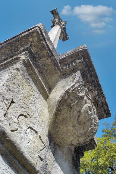 Piédestal de la croix de l’ancien cimetière de Bligny-le-Sec (21) © phot. T. Kuntz / Région Bourgogne-Franche-Comté, Inventaire du patrimoine, 2007