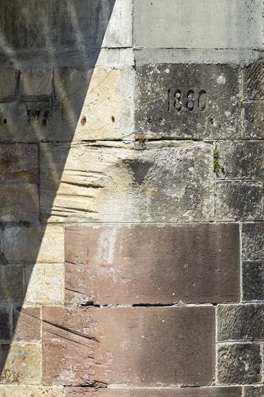 Écluse de Cendrecourt (70) datée et trace d’usure de cordes © phot. S. Dourlot / Région Bourgogne-Franche-Comté, Inventaire du patrimoine, 2015