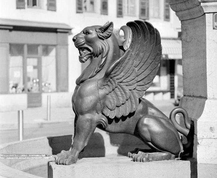 Statues de lions ailés, fontaine de la place Henri Lissac à Morez (39) © phot. Y. Sancey / Région Bourgogne-Franche-Comté, Inventaire du patrimoine, 2003