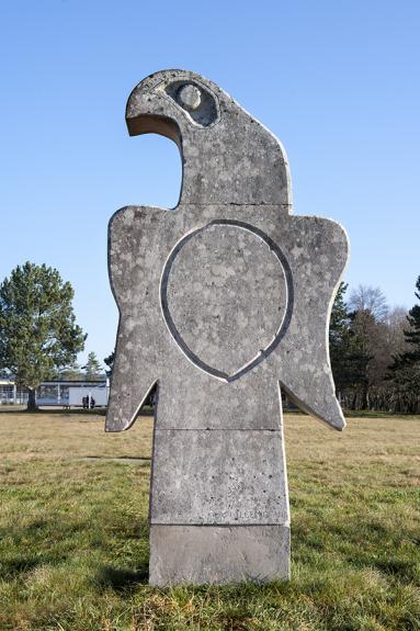 Sculpture d'Oiseau de proie stylisé d'Ulysse Gemignani (cadre du 1 % artistique). Ecole EREA La Moraine à Crotenay (39) © phot. Y. Sancey / Région Bourgogne-Franche-Comté, Inventaire du patrimoine, 2006