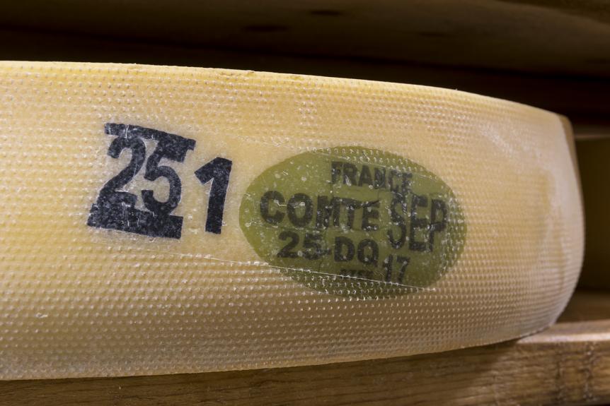 Meule de comté fabriquée dans la cuve 1 le 25 septembre 2017 dans la fromagerie de Montlebon (code DQ) dans le Doubs © phot. S. Dourlot / Région Bourgogne-Franche-Comté, Inventaire du patrimoine, 2017