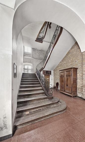Hôtel-Dieu, Louhans (71) : escalier desservant le dortoir © phot. T. Kuntz – Région Bourgogne-Franche-Comté, Inventaire du patrimoine, 2015