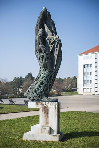 Besançon (25), lycée Louis Pergaud : sculpture « La Main et l’Esprit » de Georges Oudot © phot. M. Ruffinony / Région Bourgogne-Franche-Comté, Inventaire du patrimoine, 2014