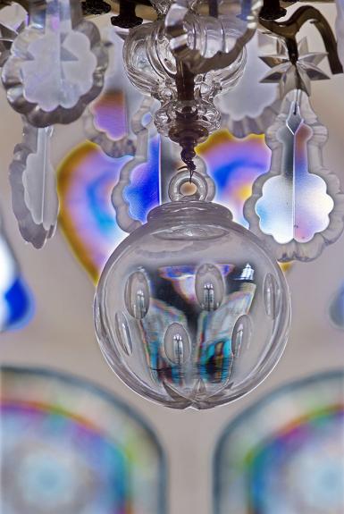 Vue d’un lustre à pendeloques dans l’église paroissiale Saint-Martin à Saint-Martin-du-Mont (21) © phot. T. Kuntz / Région Bourgogne-Franche-Comté, Inventaire du patrimoine, 2014