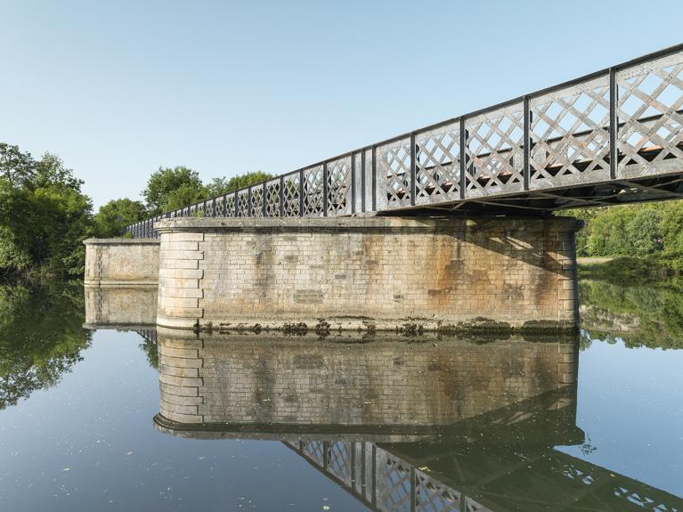 Escolives-Sainte-Camille (89) : pont ferroviaire sur le canal du Nivernais © phot. P.-M. Barbe-Richaud / Région Bourgogne-Franche-Comté, Inventaire du patrimoine, 2017
