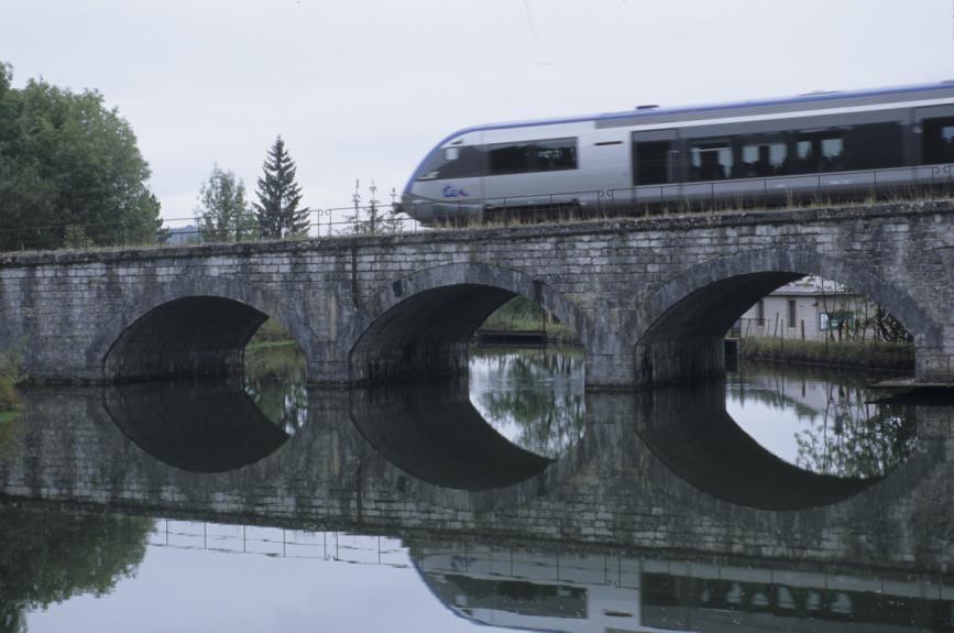 Morbier (39) : pont ferroviaire sur bassin de retenue d’eau © phot. Y. Sancey / Région Bourgogne-Franche-Comté, Inventaire du patrimoine, 2004