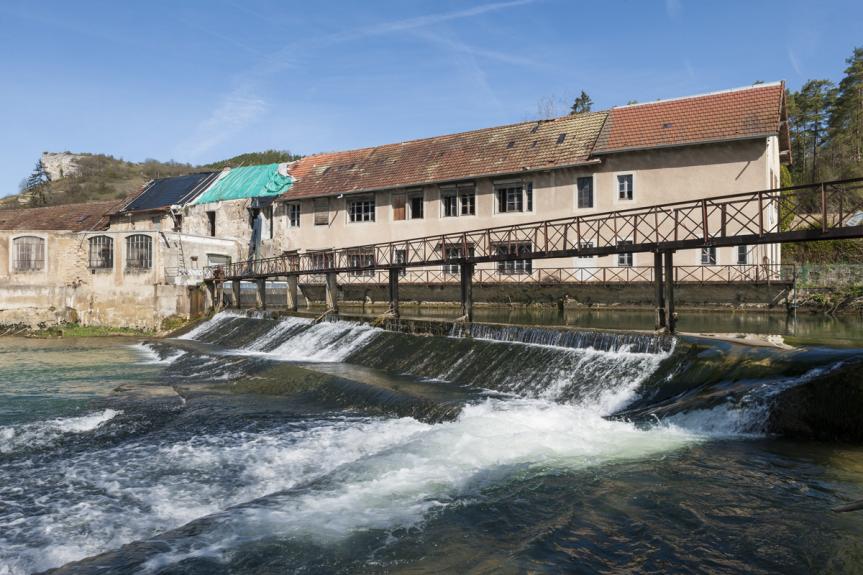 Ornans (25) : passerelle sur le barrage de l’usine hydraulique © phot. J. Mongreville / Région Bourgogne-Franche-Comté, Inventaire du patrimoine, 2015