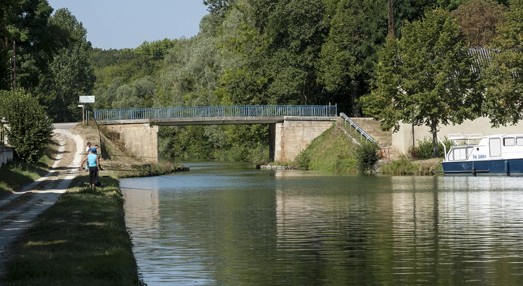 Ancy-le-Franc (89) : pont routier sur le canal de Bourgogne © phot. P.-M. Barbe-Richaud / Région Bourgogne-Franche-Comté, Inventaire du patrimoine, 2012
