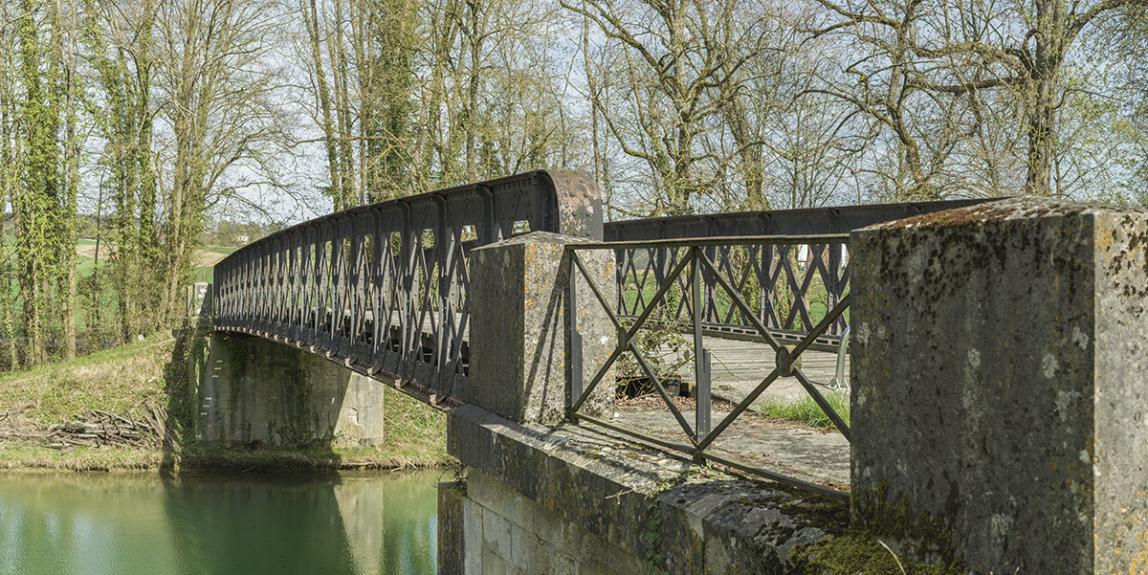 Tonnerre (89) : pont routier d'Epineuil sur le canal de Bourgogne © phot. P.-M. Barbe-Richaud / Région Bourgogne-Franche-Comté, Inventaire du patrimoine, 2013