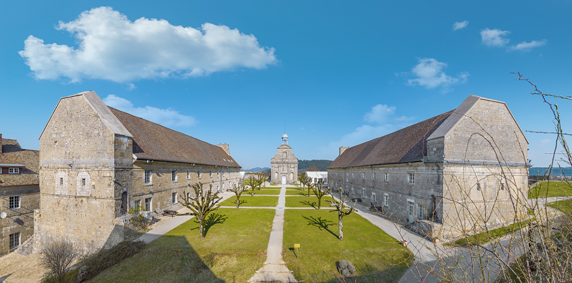 La place d'armes entourée des casernes et de la chapelle © phot. T. Kuntz / Région Bourgogne-Franche-Comté, Inventaire du patrimoine, 2022