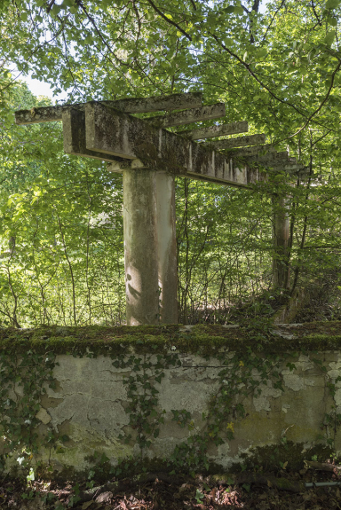 Pergola de l'ancien établissement thermal de Magnien (21) © phot. P.-M. Barbe-Richaud, Région Bourgogne-Franche-Comté, Inventaire du patrimoine, 2019