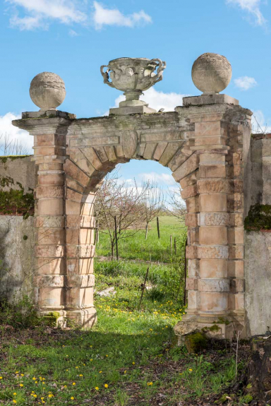 Portail de l’ancien potager de la villa de la Montjaie à Pougues-les-Eaux (58) © phot. P.-M. Barbe-Richaud, Région Bourgogne-Franche-Comté, Inventaire du patrimoine, 2024