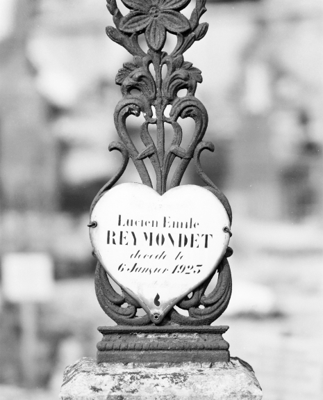 Croix funéraire et plaque en forme de cœur au cimetière de Morez (39) © phot. Y. Sancey, Région Bourgogne-Franche-Comté, Inventaire du patrimoine, 2003