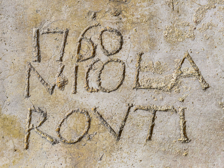 Grafitti situé dans les combles du logis principal du château de Châteauneuf (21) © phot. T. Kuntz, Région Bourgogne-Franche-Comté, Inventaire du patrimoine, 2023