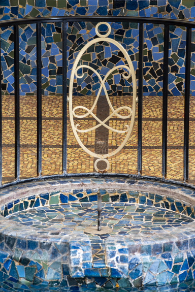 Médaillon ovale (chiffre de Luxeuil) du garde-corps du petit bassin de la piscine, établissement thermal de Luxeuil-les-Bains (70) © phot. J. Mongreville, Région Bourgogne-Franche-Comté, Inventaire du patrimoine, 2020