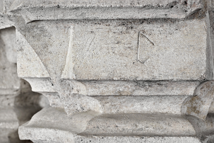 Marque de tâcheron sur le jambage d'une cheminée, château de Châteauneuf (21) © phot. T. Kuntz, Région Bourgogne-Franche-Comté, Inventaire du patrimoine, 2014