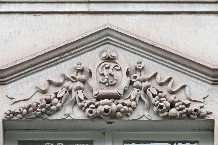 Décor sculpté (chiffre PG) au-dessus de la fenêtre du premier étage de la travée centrale de la Villa des Platanes, Luxeuil-les-Bains (70) © phot. J. Mongreville, Région Bourgogne-Franche-Comté, Inventaire du patrimoine, 2020