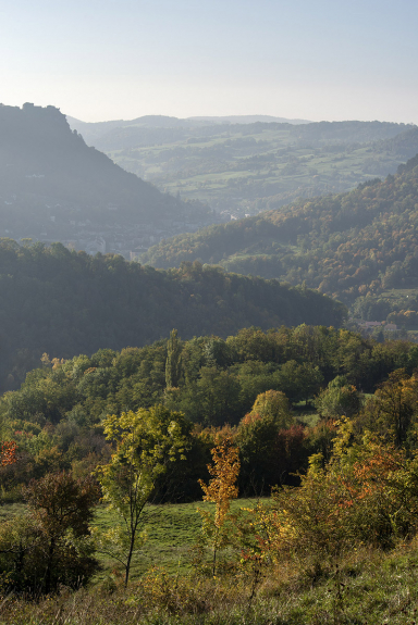 Vue sur Salins-les-Bains et le fort Belin (39) © phot. N. Waltefaugle, Région Bourgogne-Franche-Comté, Inventaire du patrimoine, 2025