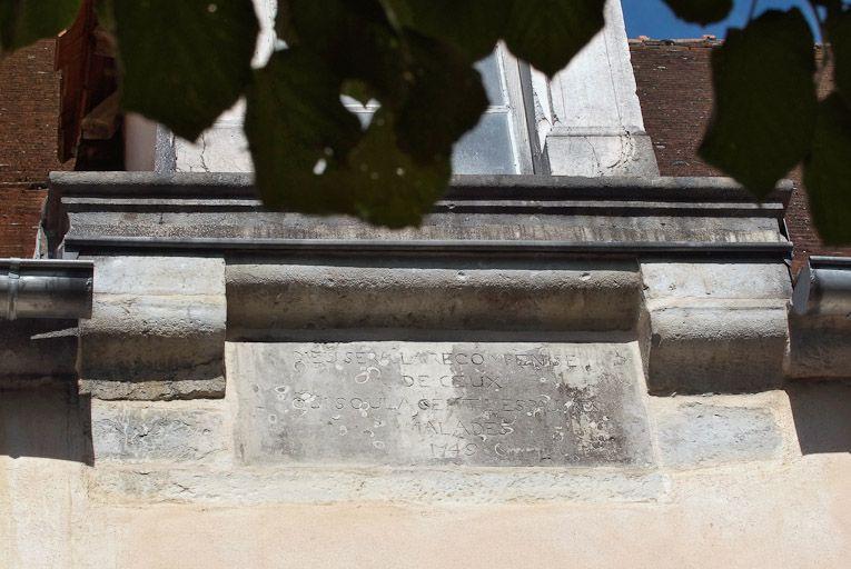 Façade antérieure, détail de l'inscription. © Région Bourgogne-Franche-Comté, Inventaire du patrimoine