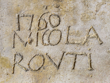 Grafitti situé dans les combles du logis principal du château de Châteauneuf (21) © phot. T. Kuntz, Région Bourgogne-Franche-Comté, Inventaire du patrimoine, 2023