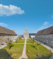 La place d'armes entourée des casernes et de la chapelle © phot. T. Kuntz / Région Bourgogne-Franche-Comté, Inventaire du patrimoine, 2022