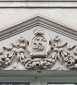 Décor sculpté (chiffre PG) au-dessus de la fenêtre du premier étage de la travée centrale de la Villa des Platanes, Luxeuil-les-Bains (70) © phot. J. Mongreville, Région Bourgogne-Franche-Comté, Inventaire du patrimoine, 2020