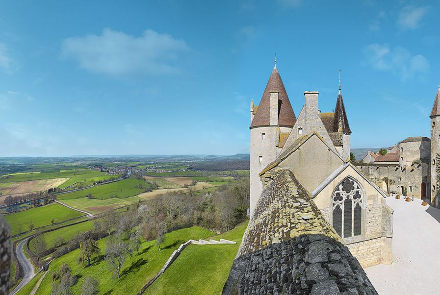 Châteauneuf (21) : vue sur la vallée depuis la cour intérieure du château © phot. T. Kuntz / Région Bourgogne-Franche-Comté, Inventaire du patrimoine