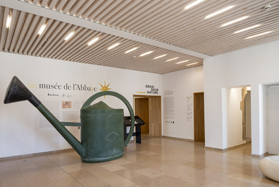 Saint-Claude (39) : hall d'accueil du musée de l'Abbaye © phot. J. Mongreville / Région Bourgogne-Franche-Comté, Inventaire du patrimoine, 2020