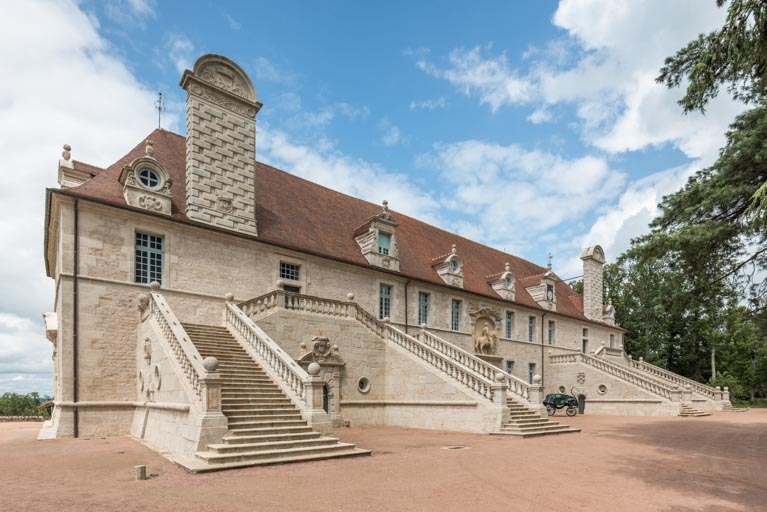 Saint-Bonnet-de-Joux (71) : écuries du château de Chaumont, façade sud © phot. P.-M. Barbe-Richaud / Région Bourgogne-Franche-Comté, Inventaire du patrimoine, 2021