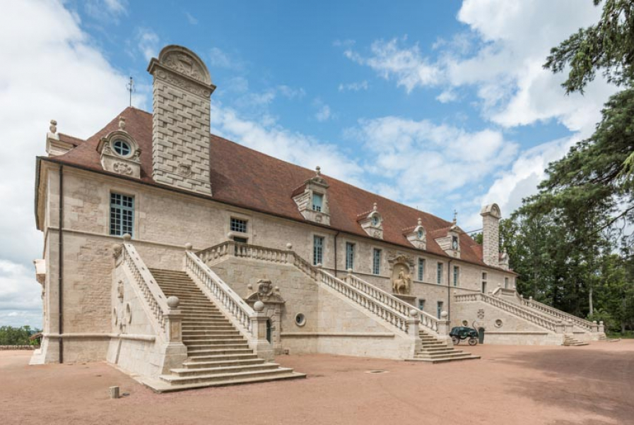 Saint-Bonnet-de-Joux (71) : écuries du château de Chaumont, façade sud © phot. P.-M. Barbe-Richaud / Région Bourgogne-Franche-Comté, Inventaire du patrimoine, 2021