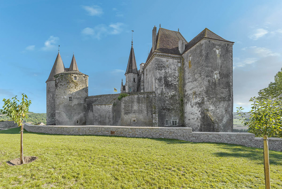 Château de Châteauneuf (21) : façade nord et verger © phot. T. Kuntz / Région Bourgogne-Franche-Comté, Inventaire du patrimoine, 2021