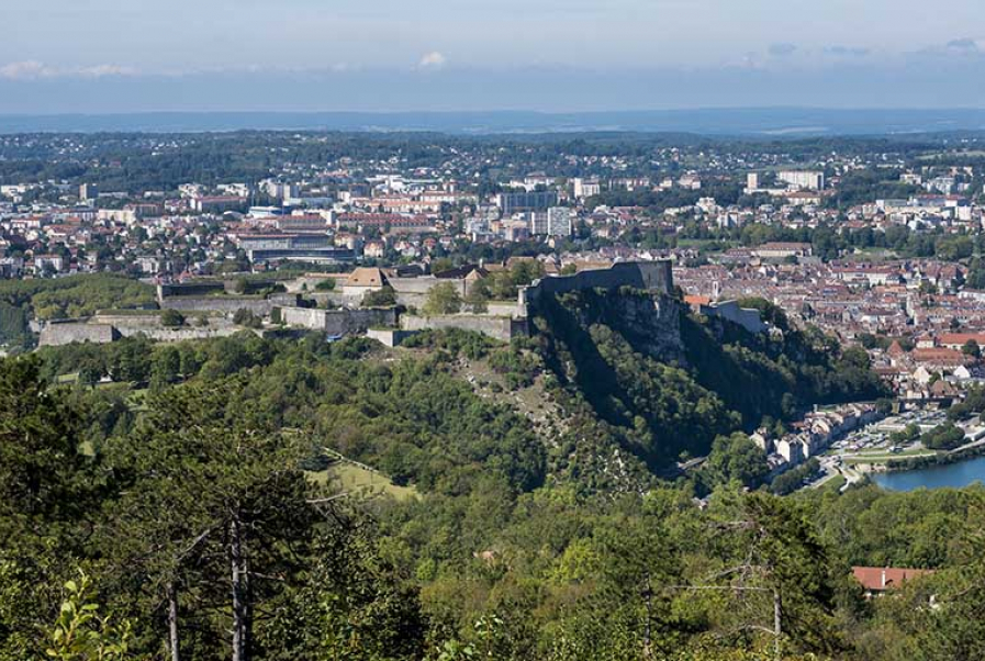 Besançon (25) : la citadelle dominant la ville © phot. J. Mongreville / Région Bourgogne-Franche-Comté, Inventaire du patrimoine, 2015
