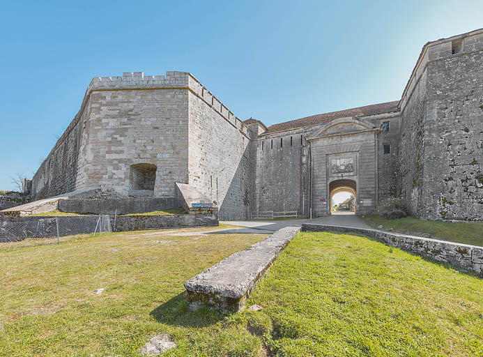 Salins-les-Bains (39) : porte monumentale du fort Saint-André © phot. T. Kuntz / Région Bourgogne-Franche-Comté, Inventaire du patrimoine, 2022