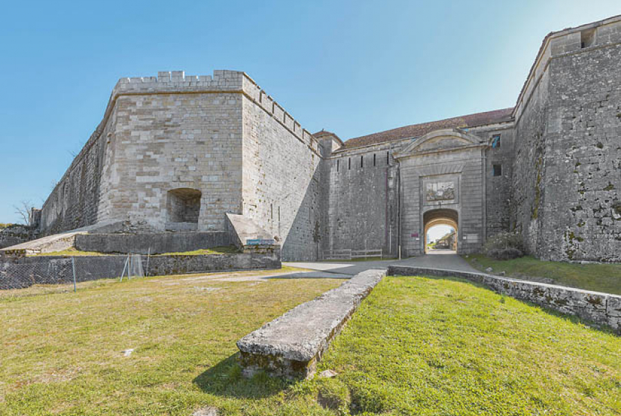 Salins-les-Bains (39) : porte monumentale du fort Saint-André © phot. T. Kuntz / Région Bourgogne-Franche-Comté, Inventaire du patrimoine, 2022