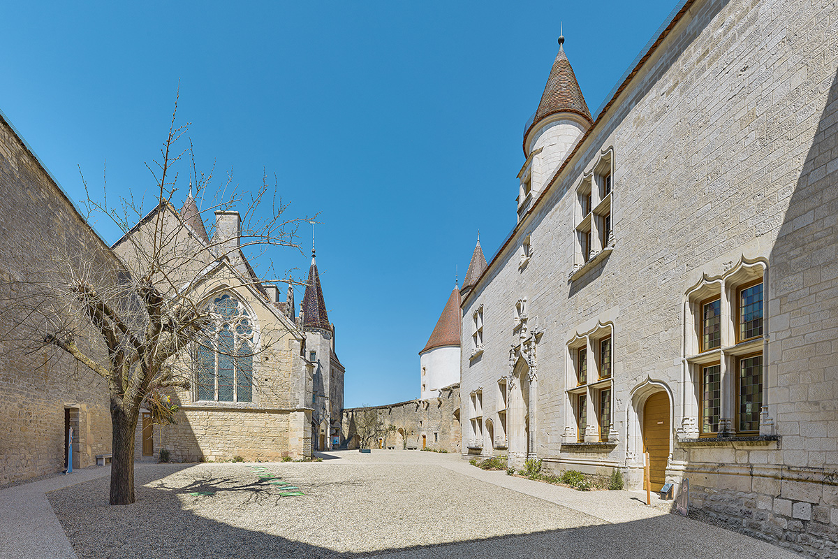 La cour et le logis des Hôtes © phot. T. Kuntz / Région Bourgogne-Franche-Comté, Inventaire du patrimoine, 2025