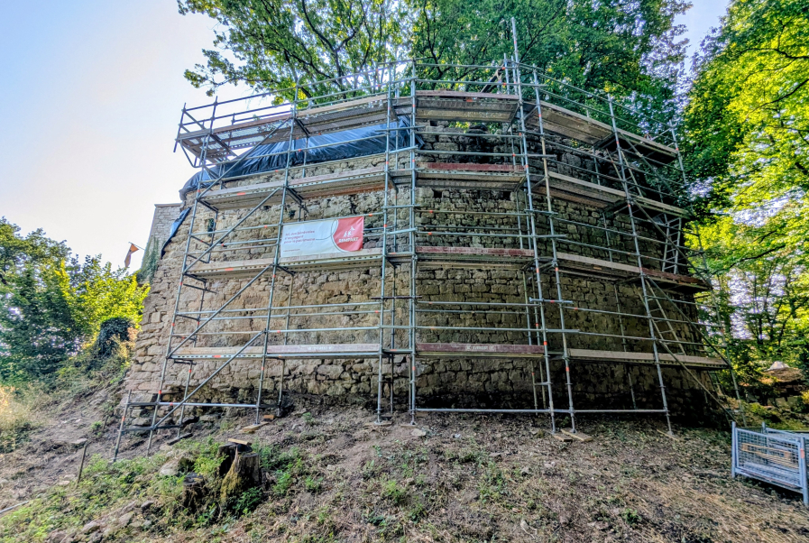 Château de Vautheau à La Grande-Verrière(71) - restauration du mur d'enceinte par un chantier de bénévoles. Association  Renaissance du Château de Vautheau et Union Rempart. © Région Bourgogne-Franche-Comté, Inventaire du patrimoine
