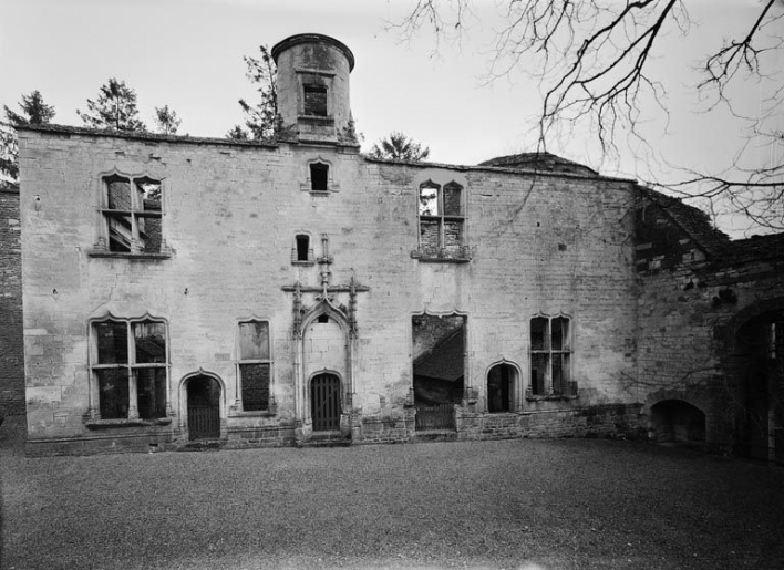  château fort © Michel Rosso / Région Bourgogne-Franche-Comté, Inventaire du patrimoine - 1969