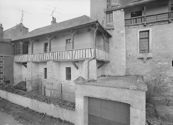 Elévation d'un des corps de bâtiment sur la promenade des fossés (côté Serein). © Michel Rosso / Région Bourgogne-Franche-Comté, Inventaire du patrimoine - 1971