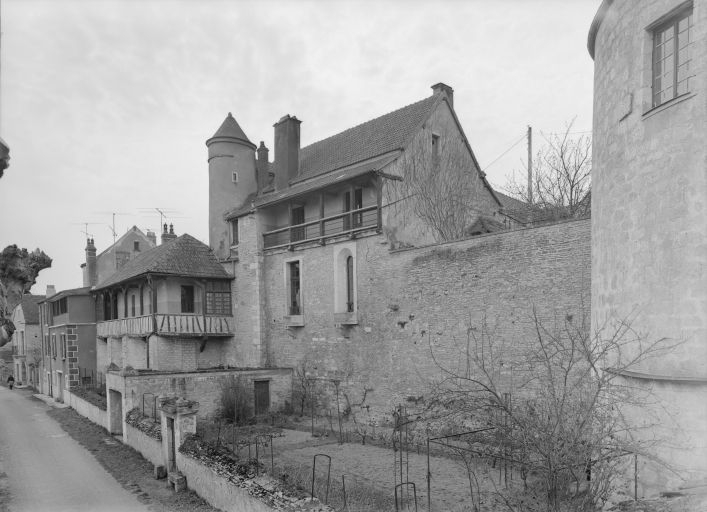 Elévations sur la promenade des fossés (côté Serein). © Michel Thierry / Région Bourgogne-Franche-Comté, Inventaire du patrimoine - 1971