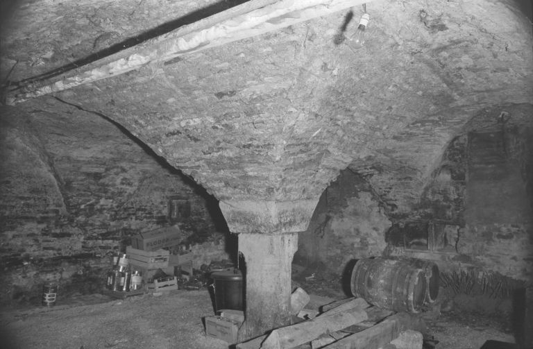 Cave. © Michel Thierry / Région Bourgogne-Franche-Comté, Inventaire du patrimoine - 1971